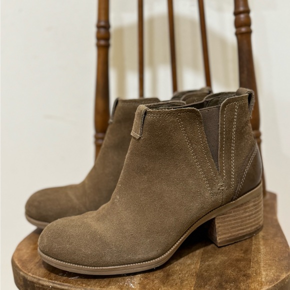 Clark booties - Picture 1 of 4